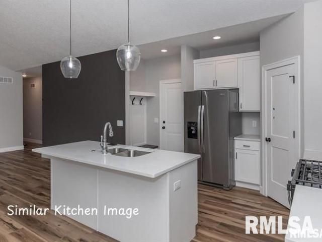 4757 WILLOW Circle, Davenport, IA 52806