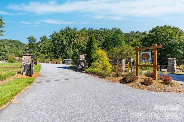334 Summer Orchard Drive, Hendersonville, NC 28792