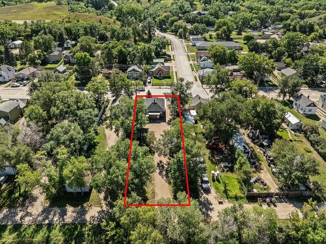 1003 Valley St SE, Minot, ND 58701