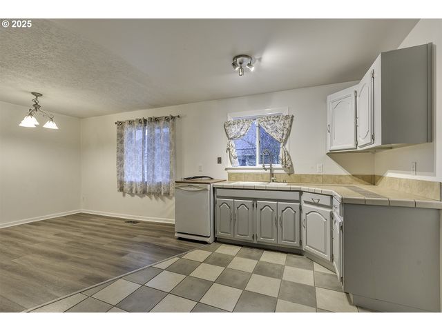 234 N 6TH St, St Helens, OR 97051