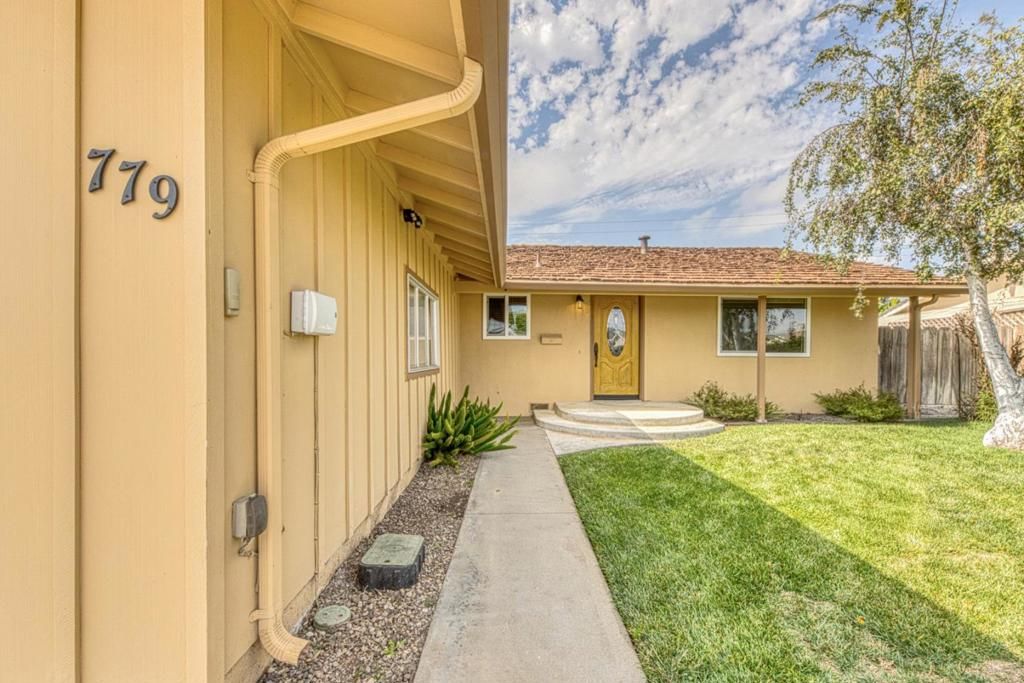 Image 3 of property listing at 779 Bedford Drive, Salinas, CA 93901