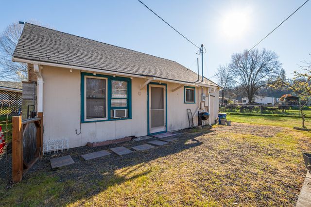 407 S Shasta Avenue, Eagle Point, OR 97524