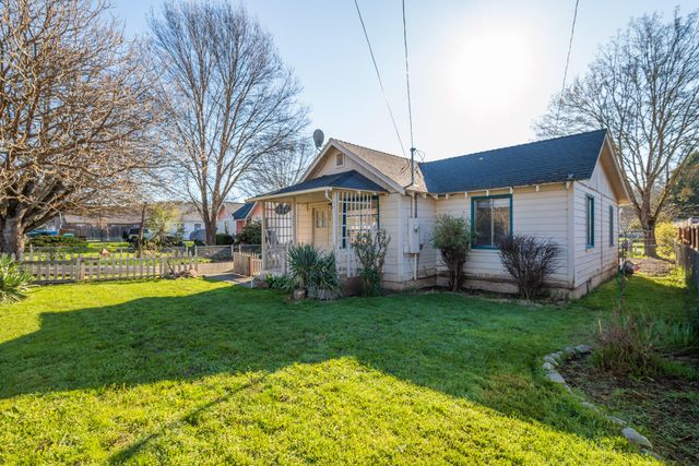 407 S Shasta Avenue, Eagle Point, OR 97524