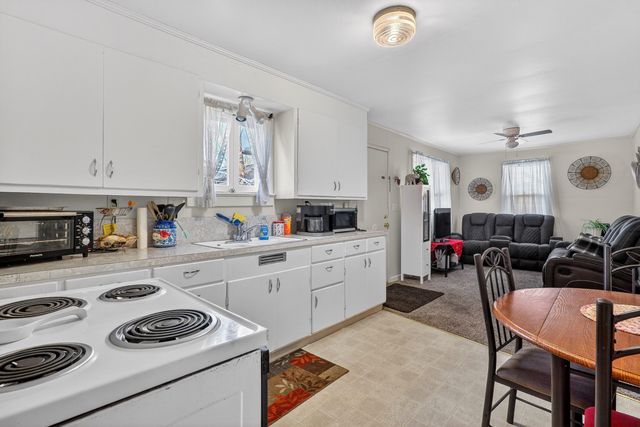 407 S Shasta Avenue, Eagle Point, OR 97524