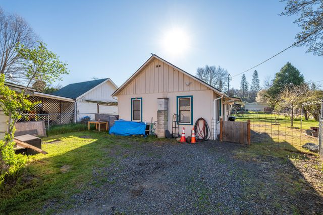 407 S Shasta Avenue, Eagle Point, OR 97524
