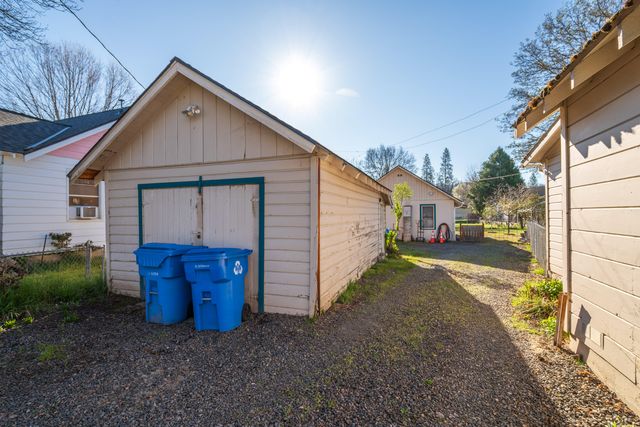 407 S Shasta Avenue, Eagle Point, OR 97524