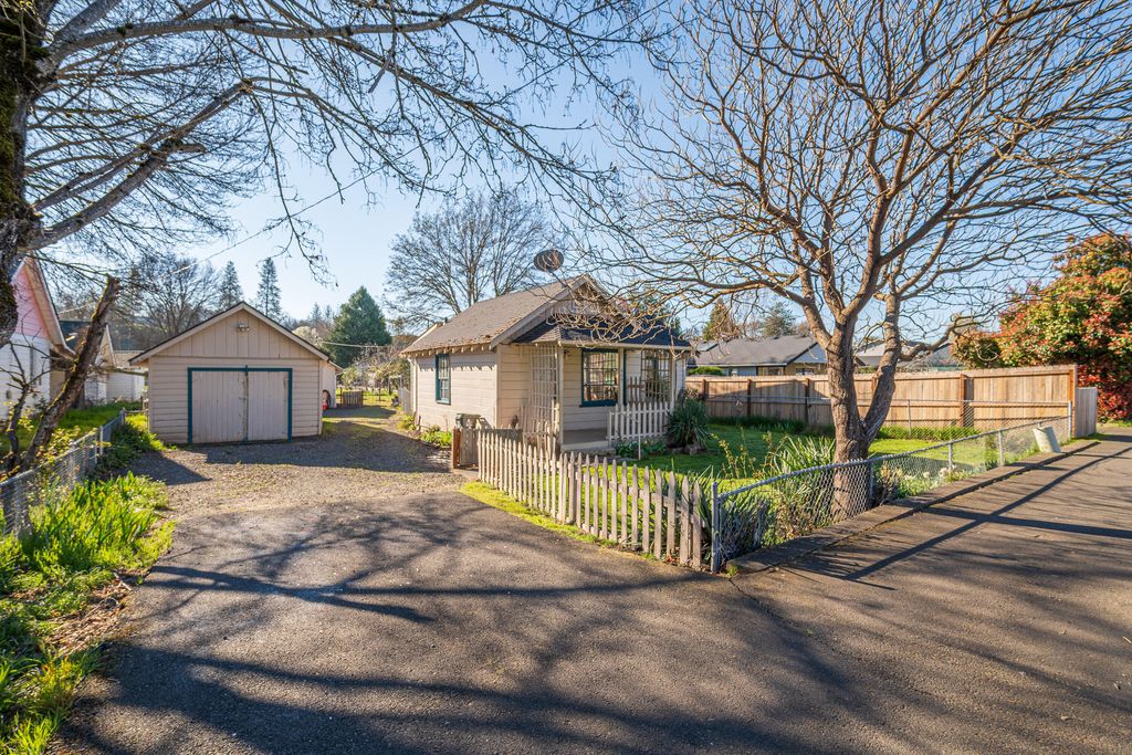 407 S Shasta Avenue, Eagle Point, OR 97524