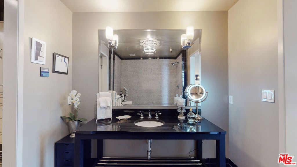 Image 10 of property listing at 849 S Broadway 708, Los Angeles, CA 90014