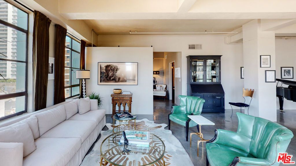 Image 6 of property listing at 849 S Broadway 708, Los Angeles, CA 90014