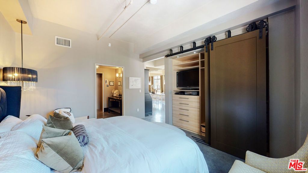 Image 9 of property listing at 849 S Broadway 708, Los Angeles, CA 90014