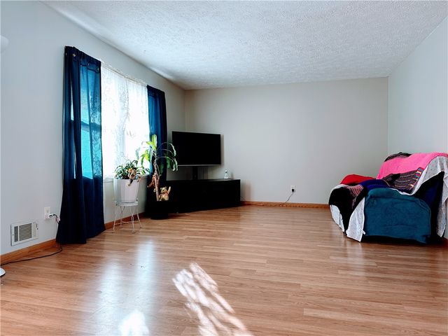 11 W Canon Dr, Chili, NY 14624