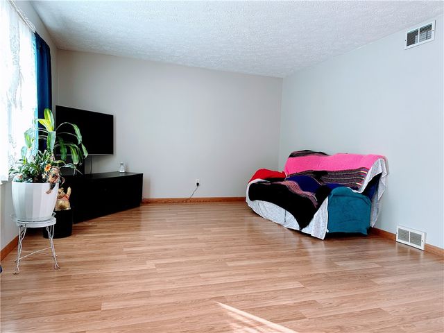 11 W Canon Dr, Chili, NY 14624