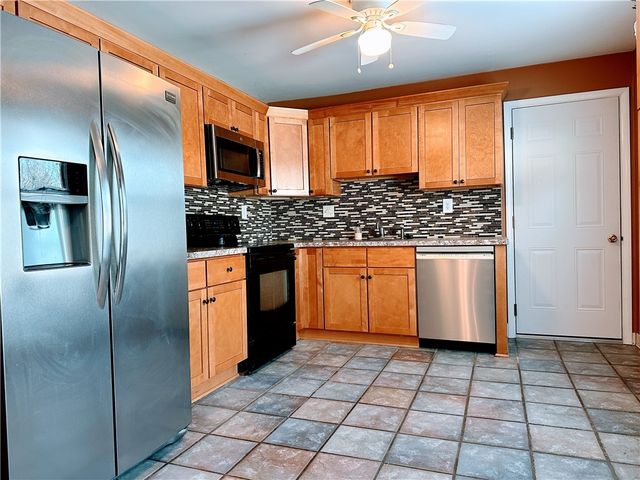 11 W Canon Dr, Chili, NY 14624