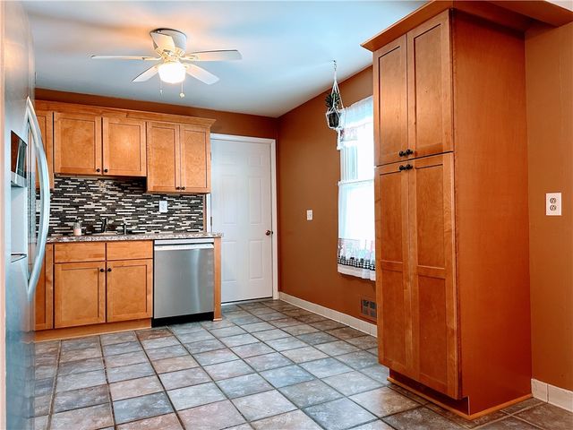 11 W Canon Dr, Chili, NY 14624