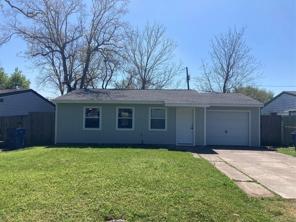 2627 32nd Avenue N, Texas City, TX 77590