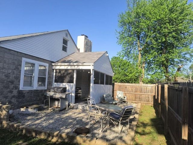 1005 S Forest Avenue, Independence, MO 64050