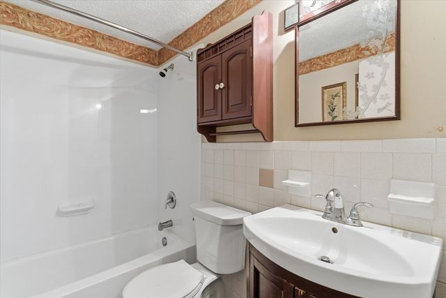 136 Tyngsboro Rd 7, Chelmsford, MA 01863