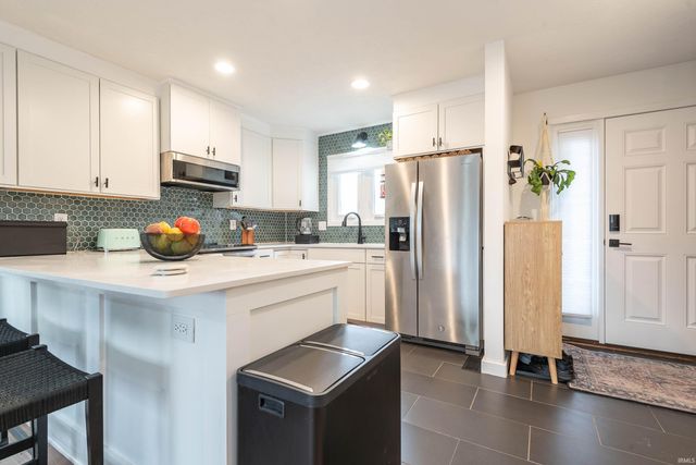 9401 S Pointe Retreat Drive, Bloomington, IN 47401
