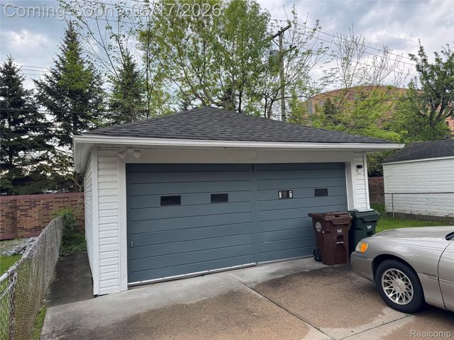 19242 Raymond Street, Grosse Pointe Woods, MI 48236