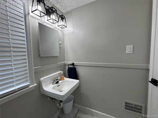 19242 Raymond Street, Grosse Pointe Woods, MI 48236