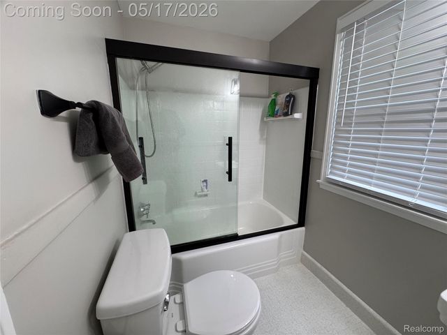 19242 Raymond Street, Grosse Pointe Woods, MI 48236