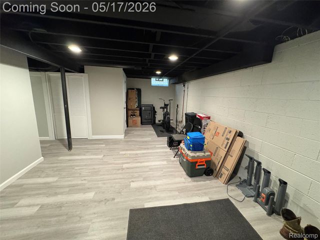 19242 Raymond Street, Grosse Pointe Woods, MI 48236