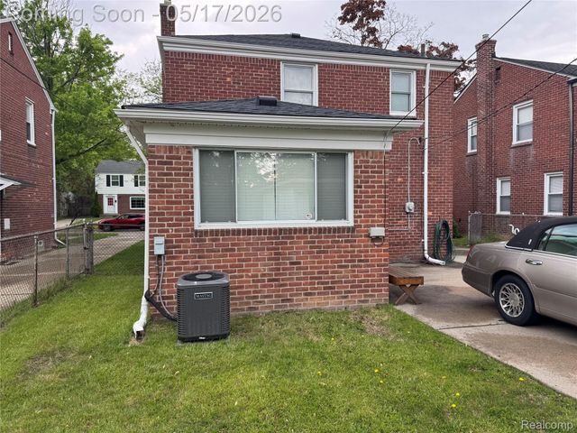 19242 Raymond Street, Grosse Pointe Woods, MI 48236