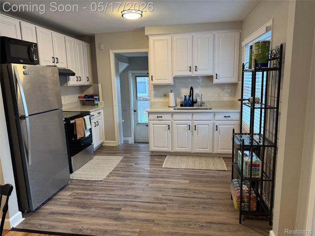 19242 Raymond Street, Grosse Pointe Woods, MI 48236