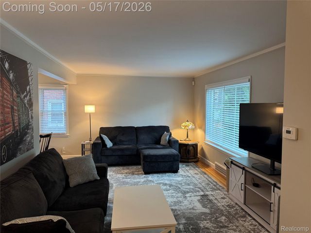 19242 Raymond Street, Grosse Pointe Woods, MI 48236