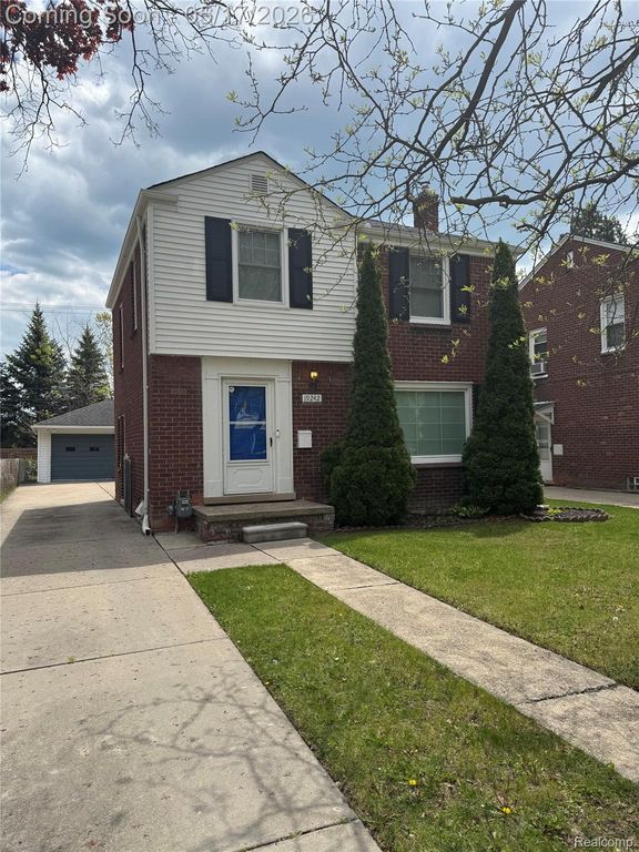 19242 Raymond Street, Grosse Pointe Woods, MI 48236