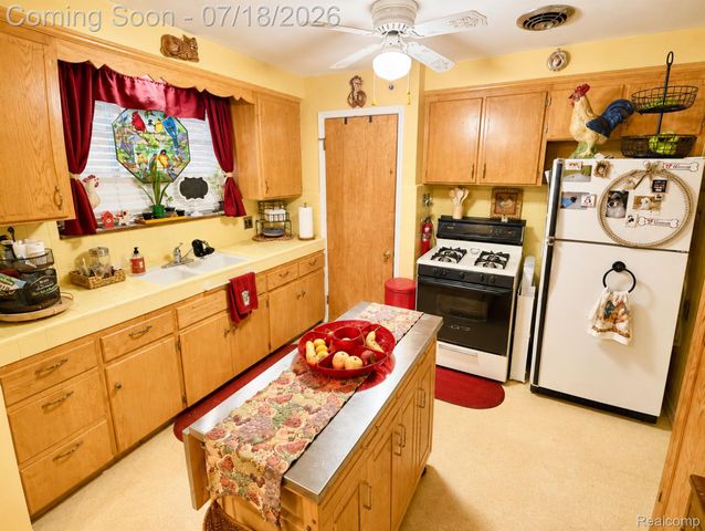 11695 McDougall Street, Hamtramck, MI 48212