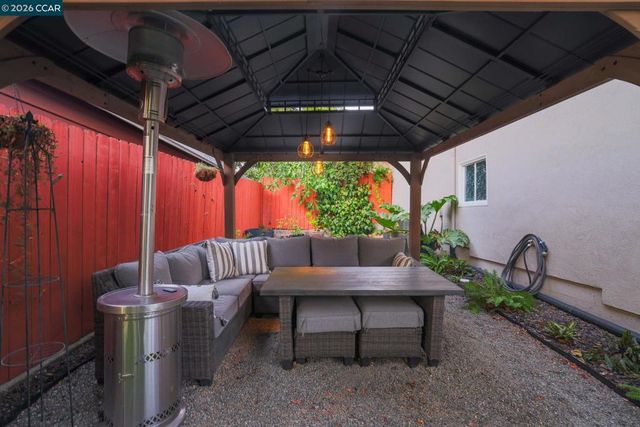 425 Bay St, Crockett, CA 94525