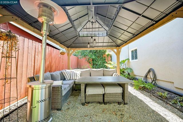 425 Bay St, Crockett, CA 94525