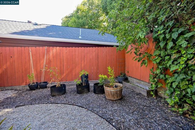 425 Bay St, Crockett, CA 94525