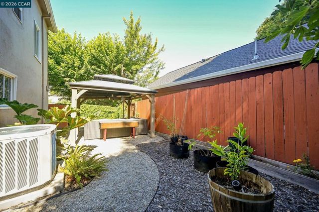 425 Bay St, Crockett, CA 94525