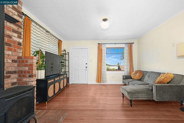 425 Bay St, Crockett, CA 94525