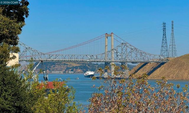 425 Bay St, Crockett, CA 94525