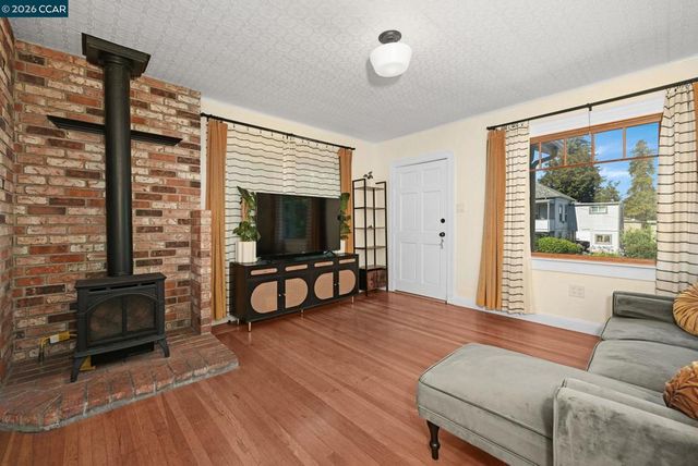 425 Bay St, Crockett, CA 94525