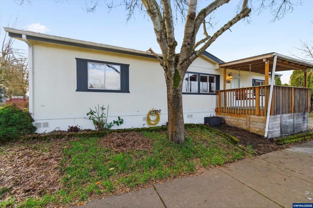 Image 1 of property listing at 260 21st Av SE, Albany, OR 97322