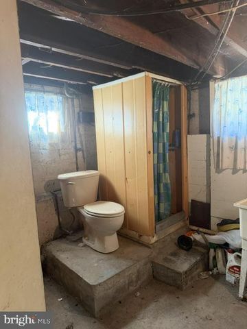 1002 E FOX CHASE RD, Jenkintown, PA 19046