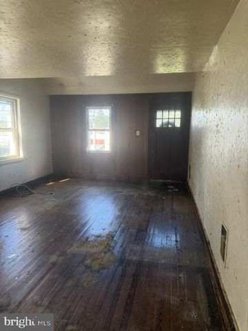 1002 E FOX CHASE RD, Jenkintown, PA 19046