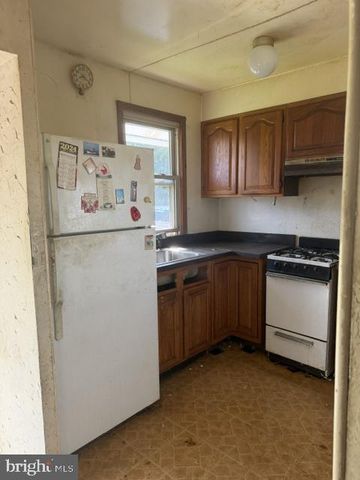 1002 E FOX CHASE RD, Jenkintown, PA 19046