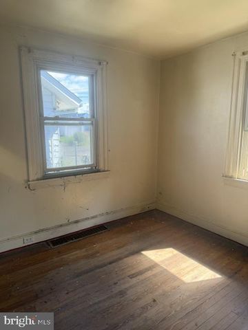 1002 E FOX CHASE RD, Jenkintown, PA 19046