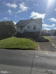 1002 E FOX CHASE RD, Jenkintown, PA 19046