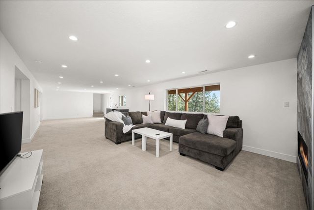 8312 N Northview Rd, Spokane, WA 99208
