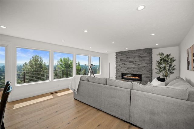 8312 N Northview Rd, Spokane, WA 99208