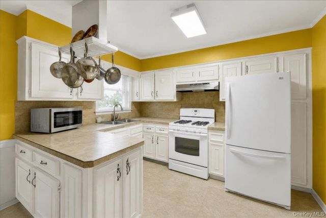 2571 Seymour Avenue, Bronx, NY 10469