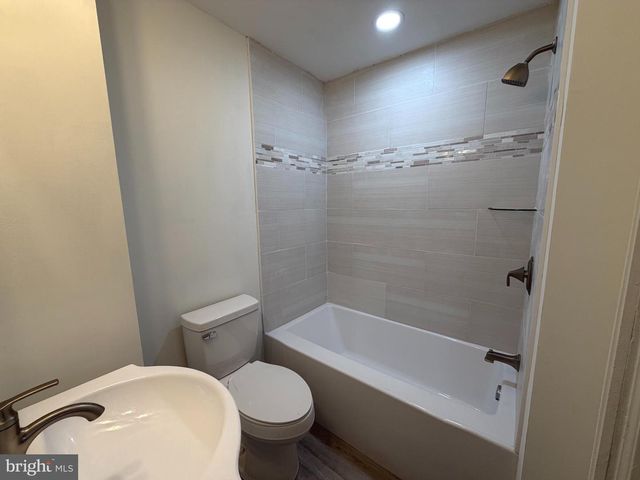 16 LONGVIEW DR, Newark, DE 19711