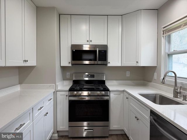 16 LONGVIEW DR, Newark, DE 19711