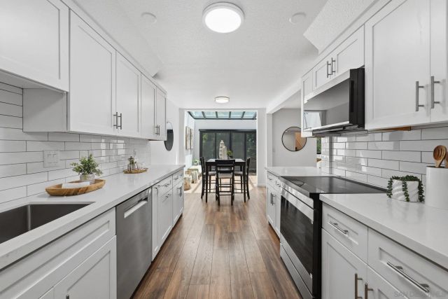8963 Caminito Fresco, La Jolla, CA 92037